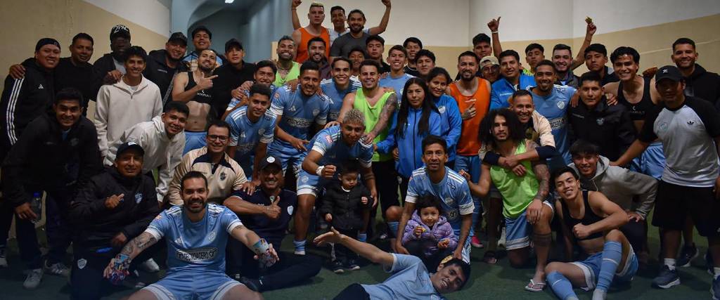 Los jugadores de Aurora celebran en su vestuario luego de ganar a ABB.