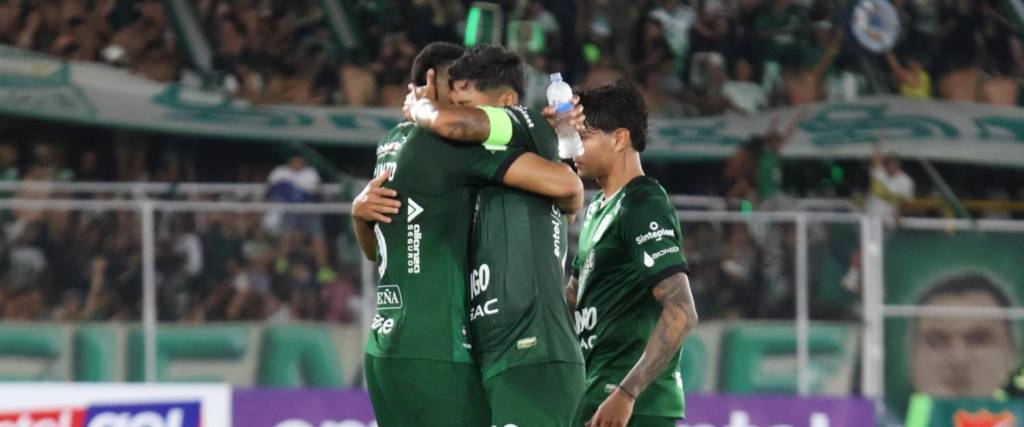 Los jugadores de Oriente Petrolero celebran el primer gol del clásico cruceño. 