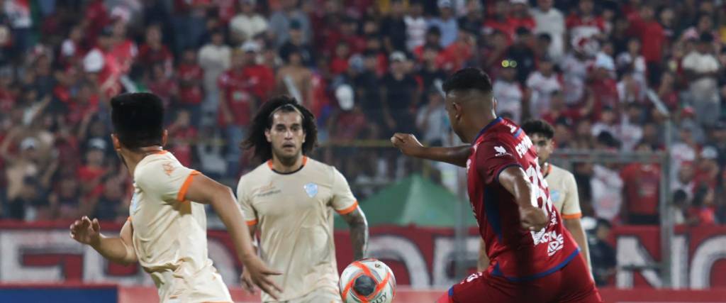 Una escena del duelo entre Guabirá y Aurora que se disputó en Montero.