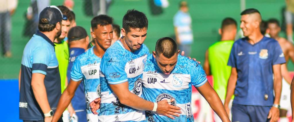 Joel Férnández, primero de derecha a izquierda con camiseta celeste y blanco (con el número 14 en el corto)