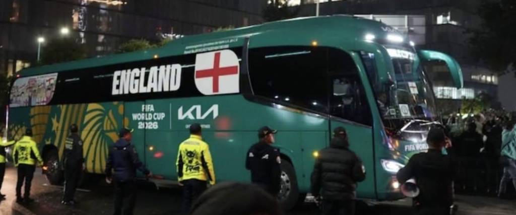 El bus de la selección de Inglaterra y los efectivos de la policía mexicana. 