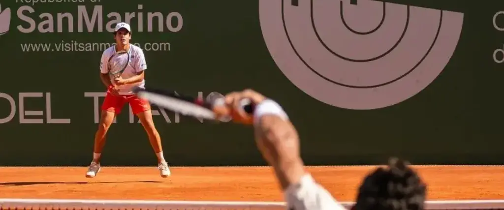El tenista cruceño Juan Carlos Prado en pleno partido contra Hugo Dellien.