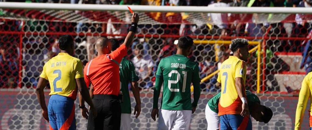 Cuéllar vio la roja en el primer tiempo. 