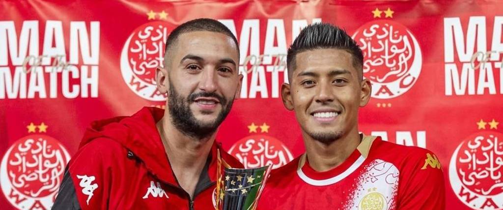 Hakim Ziyech (izq.) junto con Ramiro Vaca cuando ambos defendían la camiseta del Wydad Casablanca.
