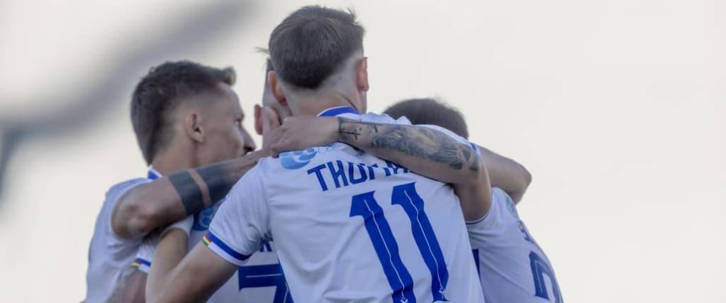 Jugadores de GV San José celebran uno de los cinco goles que anotó frente a la “U” de Vinto.