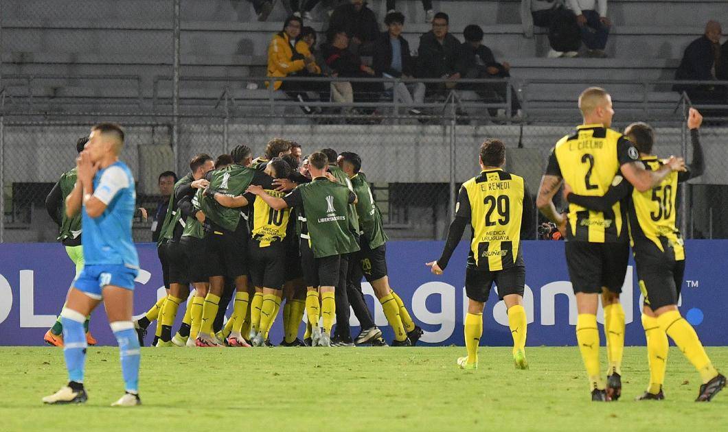 Festejo de gol de Peñarol en Bolivia frente a San Anotio Bulo Bulo