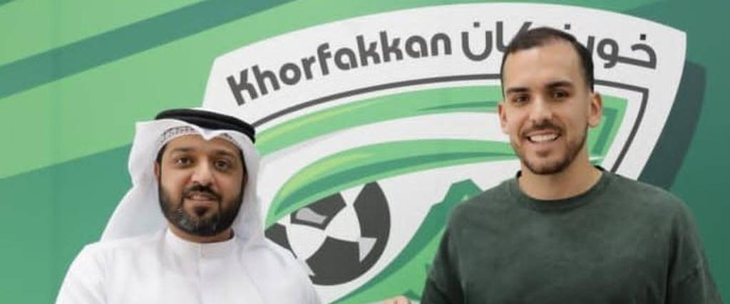 Luis Haquín recibe la camiseta oficial del club Khor Fakkan de Emiratos Árabes.