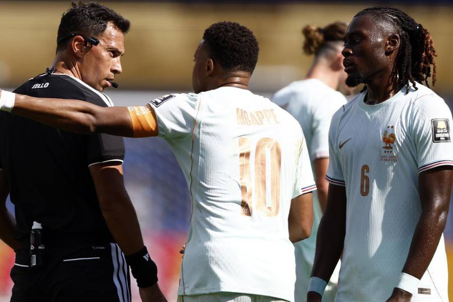 Mbappé (centro) le reclama al árbitro argentino Facundo Tello. 