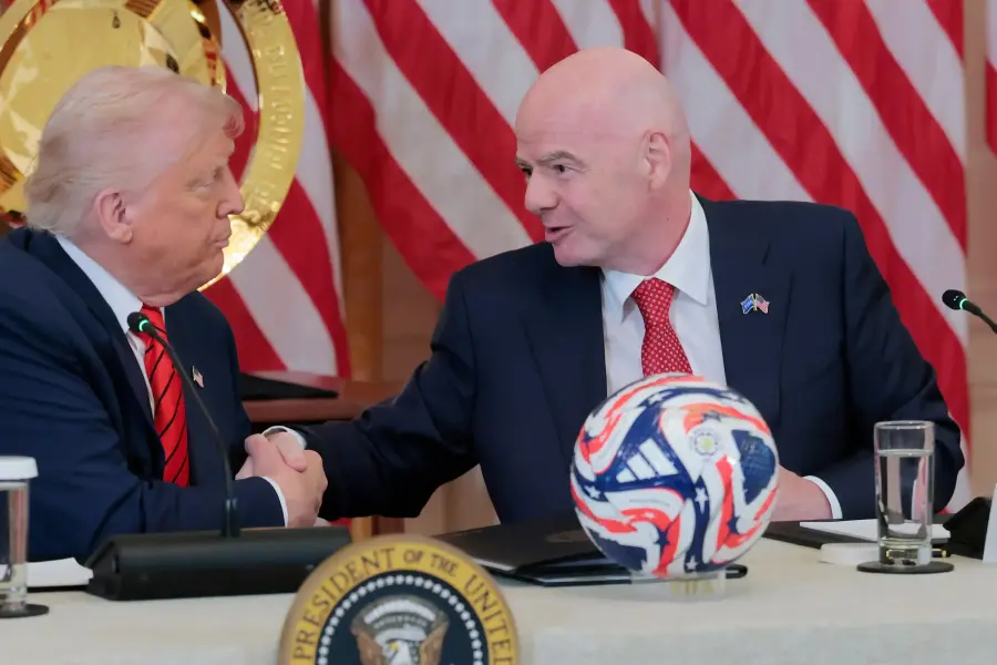 Donald Trump (izq.) estrecha la mano del titular de la FIFA, Gianni Infantino.