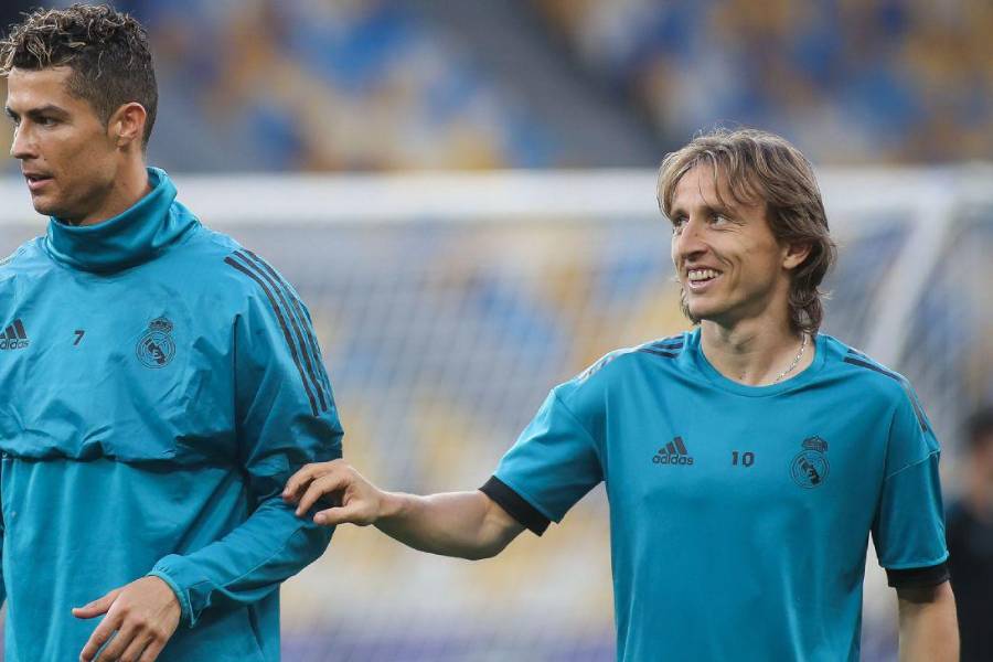 Ronaldo (izq.) junto con Modric con el uniforme del Real Madrid. 