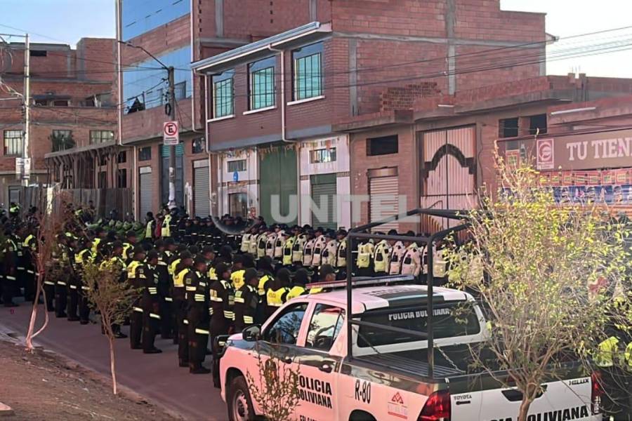 Los policías concentrados en inmediaciones de Villa Ingenio. 