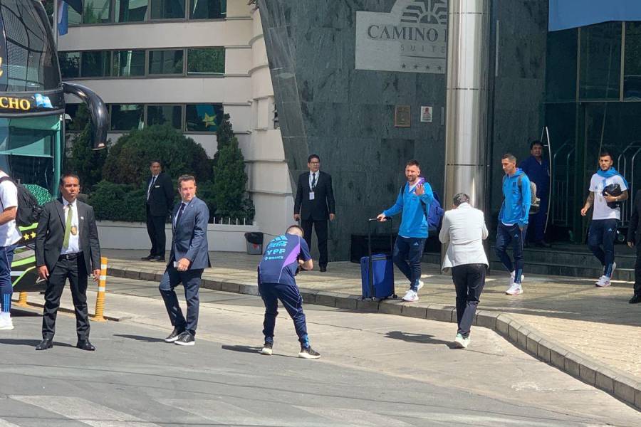 La selección argentina saliendo del hotel de concentración