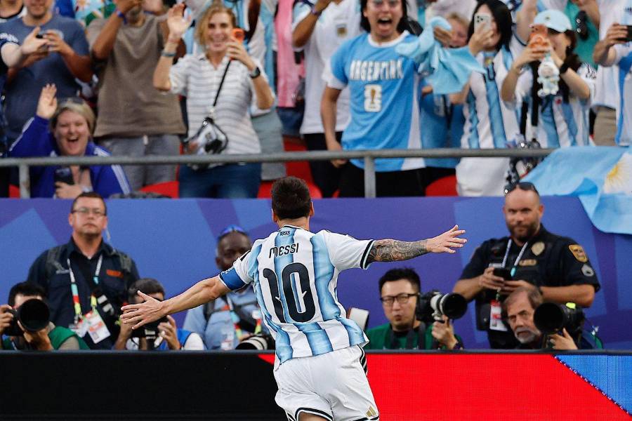 Lionel Messi celebra uno de sus cinco goles ante su hinchada. 
