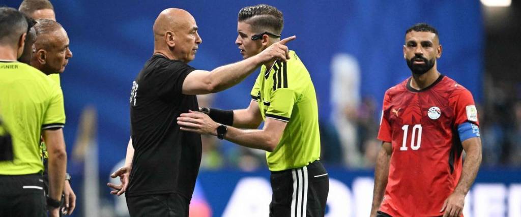 El árbitro francés Letexier conversa con el entrenador de la selección de Egipto.