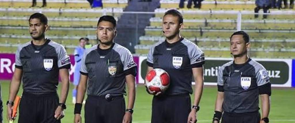 Árbitros bolivianos en un encuentro del torneo nacional. 