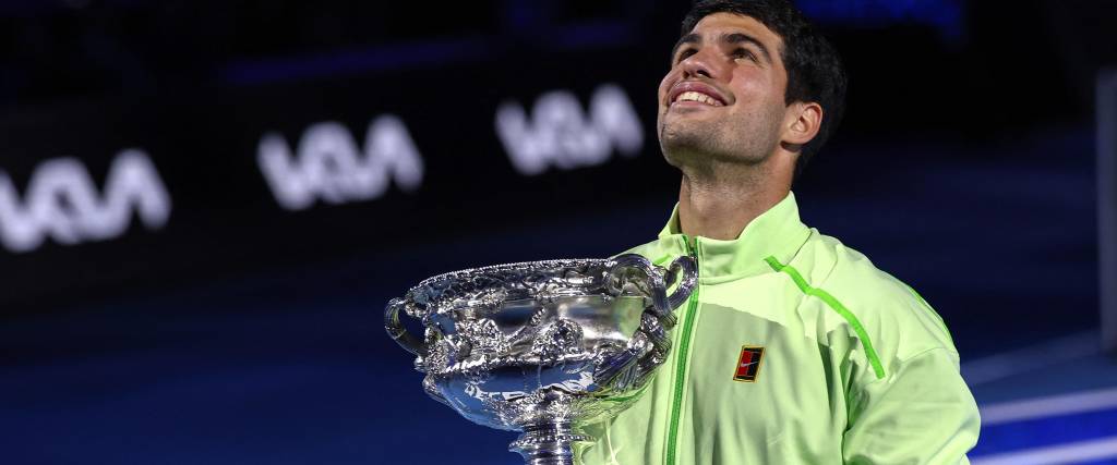 El español Carlos Alcaraz celebra tras vencer al serbio Novak Djokovic.