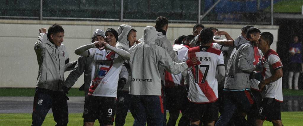 Nacional Potosí festeja su triunfo. 