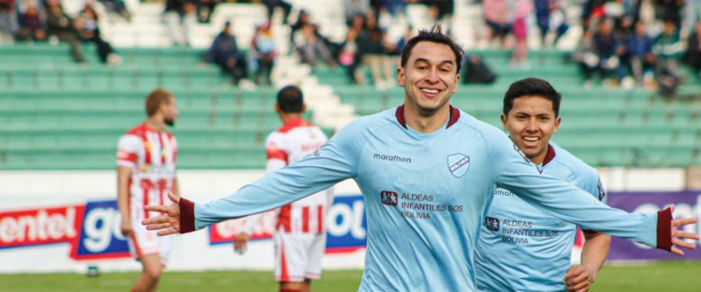 Bruno Miranda, delantero de Bolívar, celebra el cuarto tanto de la Academia en la goleada ante Independiente.