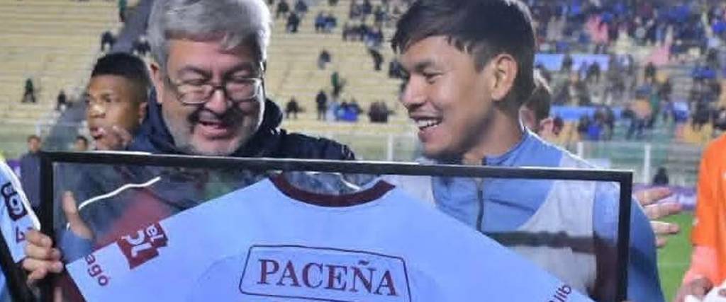 José Sagredo recibe su camiseta con el número 200 por sus partidos disputados en el club Bolívar.