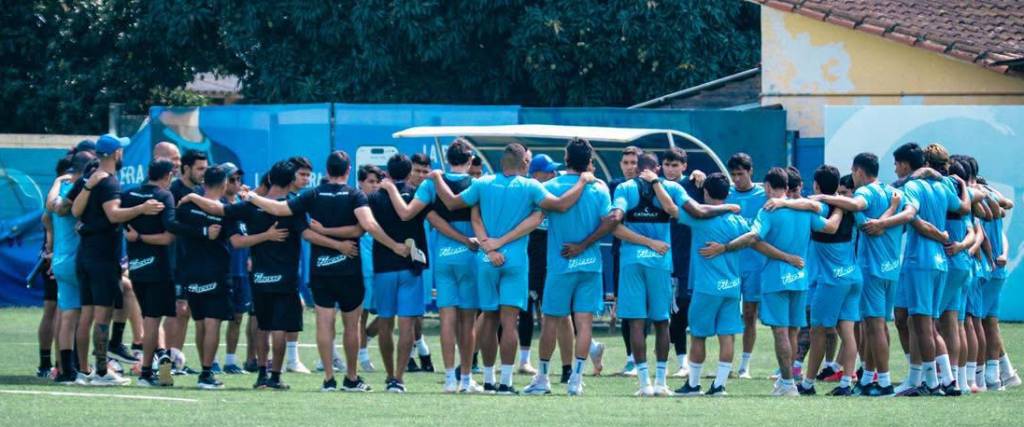 El plantel de Blooming se junta antes de iniciar un entrenamiento en su complejo deportivo. 