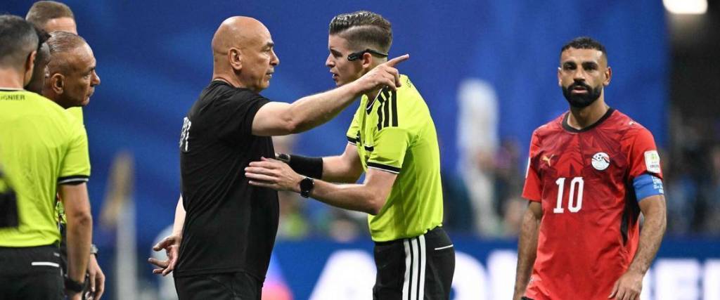 El árbitro francés Letexier conversa con el entrenador de la selección de Egipto.