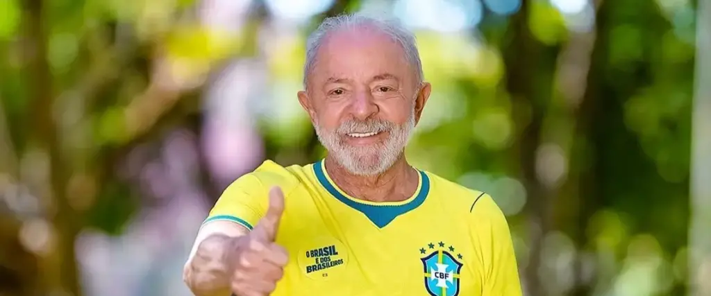 Lula, presidente de Brasil, con la camiseta de la canarinha.