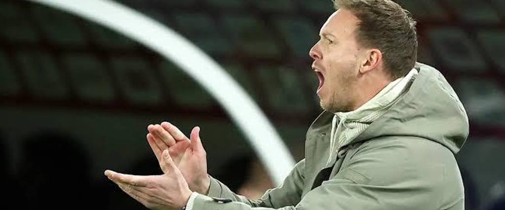 Julián Nagelsmann, entrenador de la seleccion de Alemania da indicaciones en pleno partido. 
