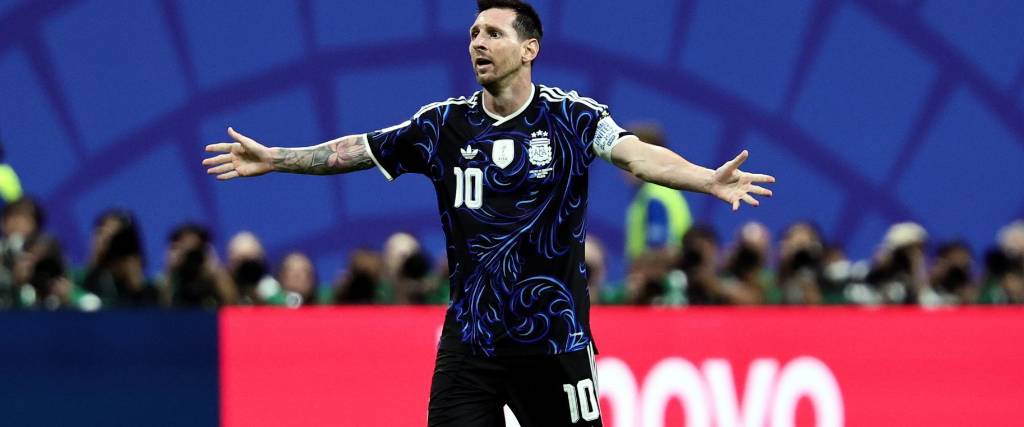Lionel Messi, con la polera azul utilizada en la semifinal frente a Inglaterra.
