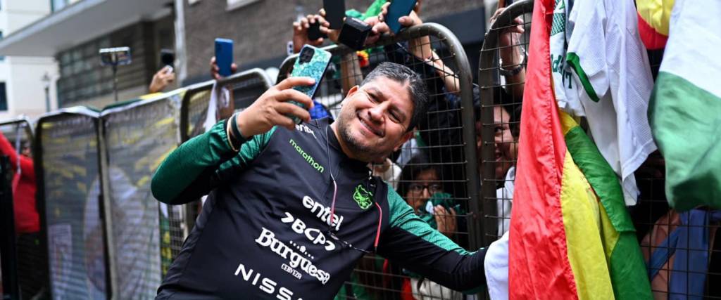 Los hinchas bolivianos llegaron al hotel de concentración para mostrar su apoyo a la selección