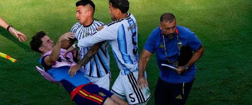 Leandro Paredes de Argentina (der.) agrede al español Gavi tras perder la final de la Copa del Mundo 2026.