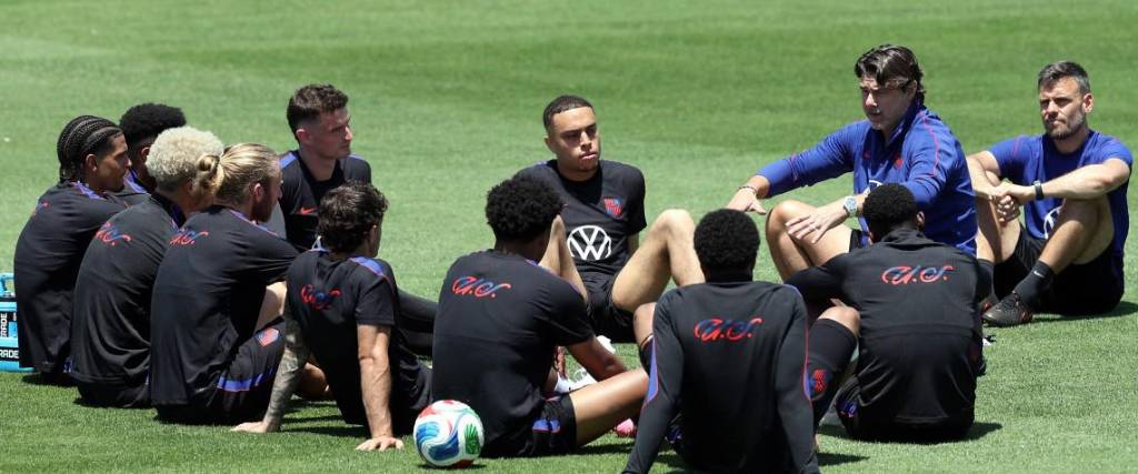 El entrenador de Estados Unidos Mauricio Pochettino habla con sus convocados. 