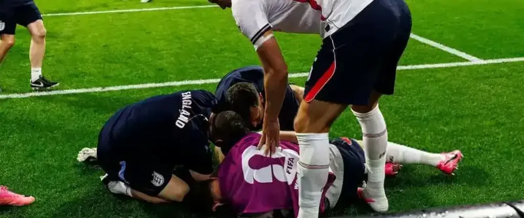 Henderson en el suelo siendo atendido por los médicos de la selección de Inglaterra.