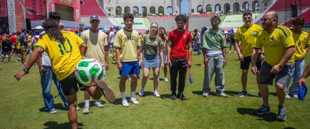 Hinchas de diferentes países disfrutan del fútbol. 