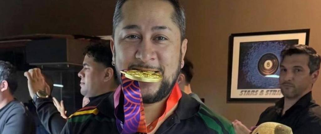Alejandro Velásquez, billarista boliviano, con la medalla de oro en los Juegos Suramericanos.