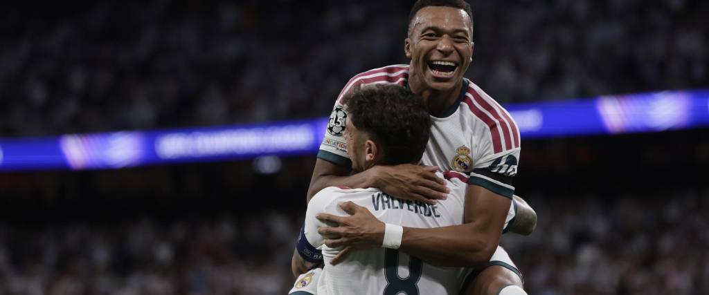 El centrocampista del Real Madrid Fede Valverde celebra su gol con Mbappé ante el Inter de Milán.