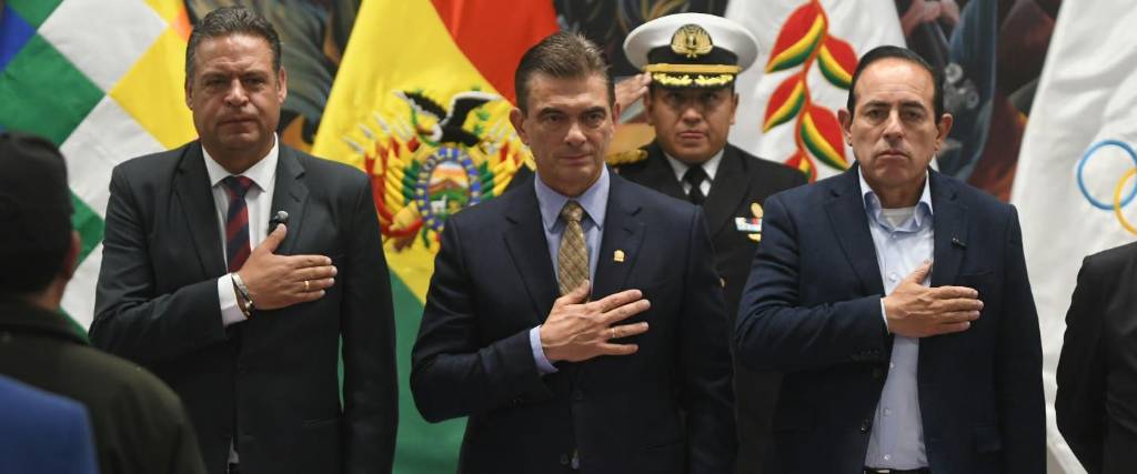 Rodrigo Paz, presidente de Bolivia (centro), junto con Luis Revilla, gobernador de La Paz (izquierda) y el alcalde de La Paz, César Dockweiler