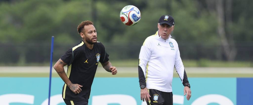 El seleccionador de Brasil, Carlo Ancelotti (d), observa al jugador Neymar durante el entrenamiento.