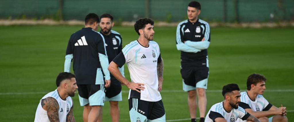 Marcos Senesi (centro) junto con jugadores de la selección argentina en un entrenamiento anterior.