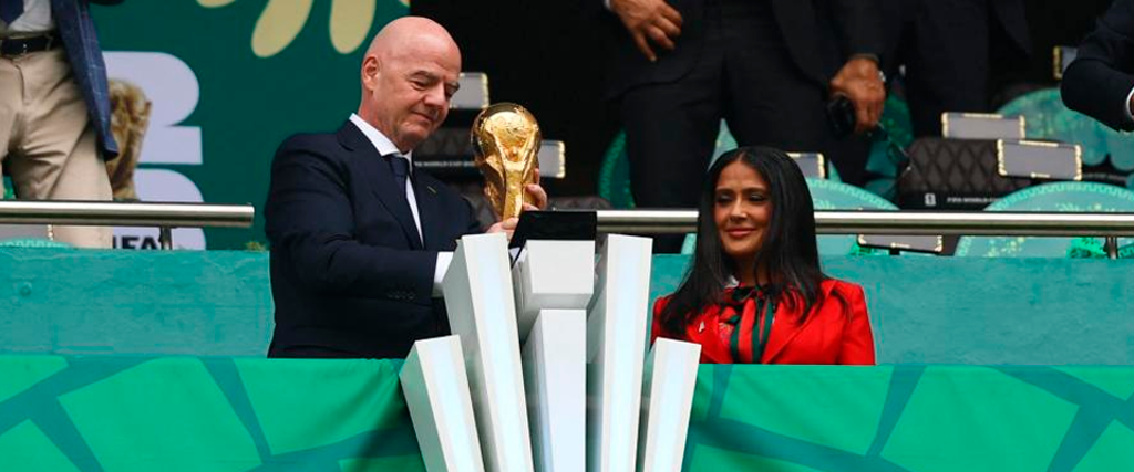 La actriz mexicana dio la bienvenida a la Copa del Mundo junto al presidente de la FIFA.