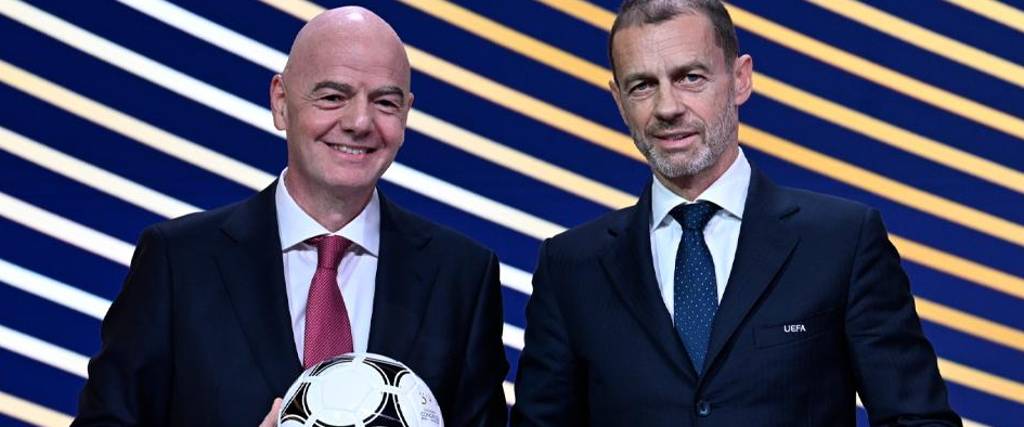 Gianni Infantino, presidente de la FIFA (izq.) y Aleksander Ceferin, titular de la UEFA. 