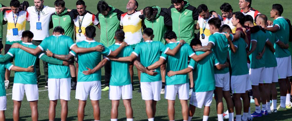Los jugadores de Bolivia se reúnen en círculo durante una sesión de entrenamiento en el Centro Deportivo Borregos I en Monterrey, México