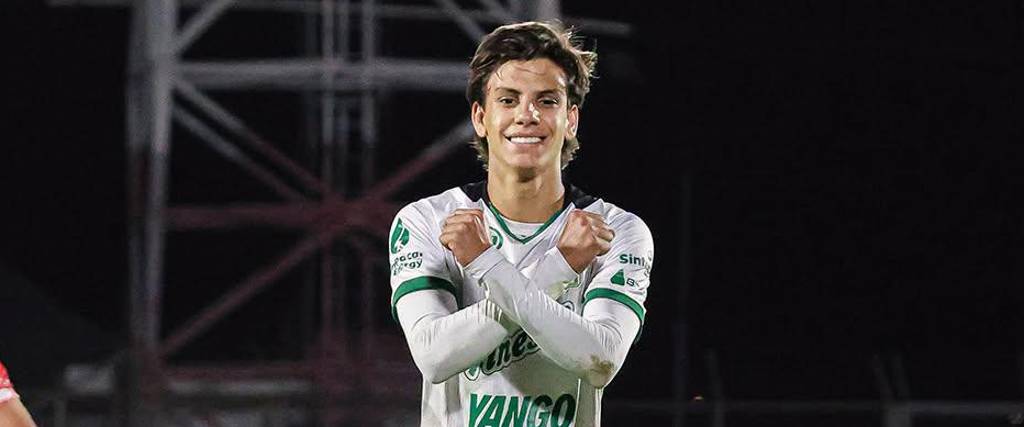 Nabil Nacif, el delantero de Oriente Petrolero, celebra su gol, fue el segundo para su equipo.