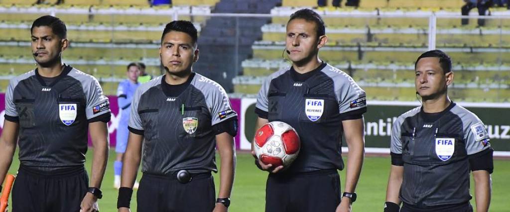 El árbitro Gery Vargas fue designado como árbitro principal para el duelo entre Blooming y San Antonio.