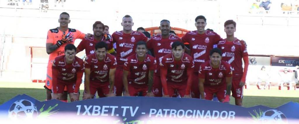 El equipo titular de Guabirá posa antes del inicio del partido ante ABB, este viernes, en El Alto. 