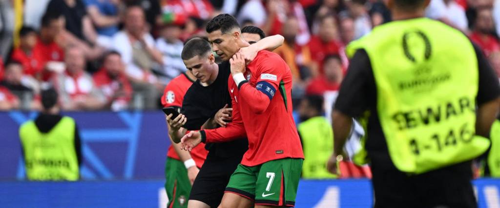 Cristiano no ocultó su molestia porque varias personas quisieron tomarse fotos con él en pleno partido.