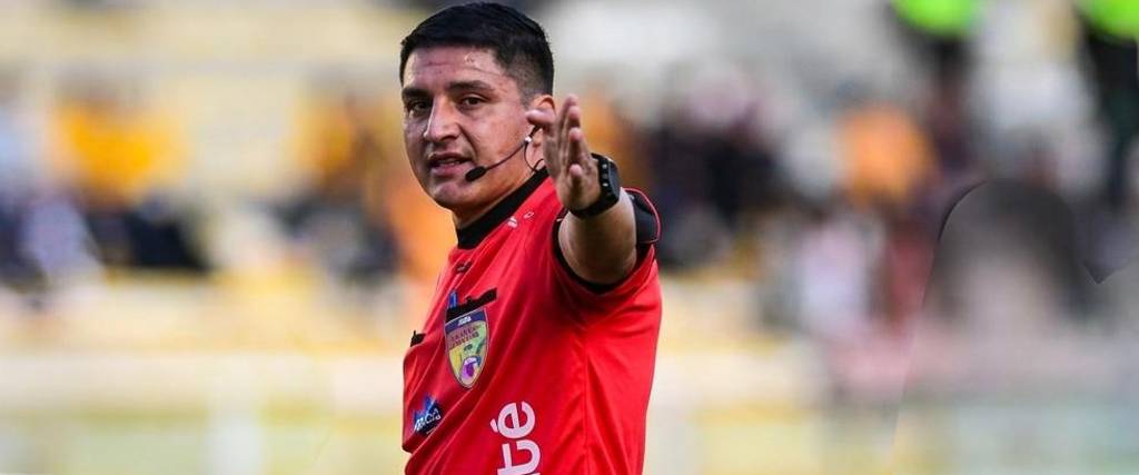 El árbitro central Bladimir Rueda estuvo a cargo del partido entre Oriente Petrolero y Always Ready.
