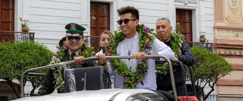 Conrrado Moscoso, en su caravana, saludo a los niños y a la población sucrense. 
