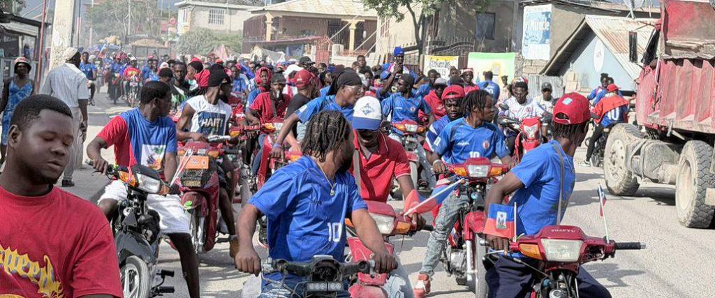 Hinchas haitianos con la camiseta de su selección, en Puerto Príncipe-Haití.