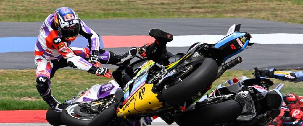 El piloto italiano Francesco Bagnaia sufrió un aparatoso accidente en el Gran Premio de Cataluña.