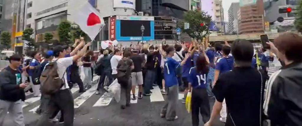 Cientos de japoneses festejaron en Shibuya, uno de los cruces más transitados del mundo.